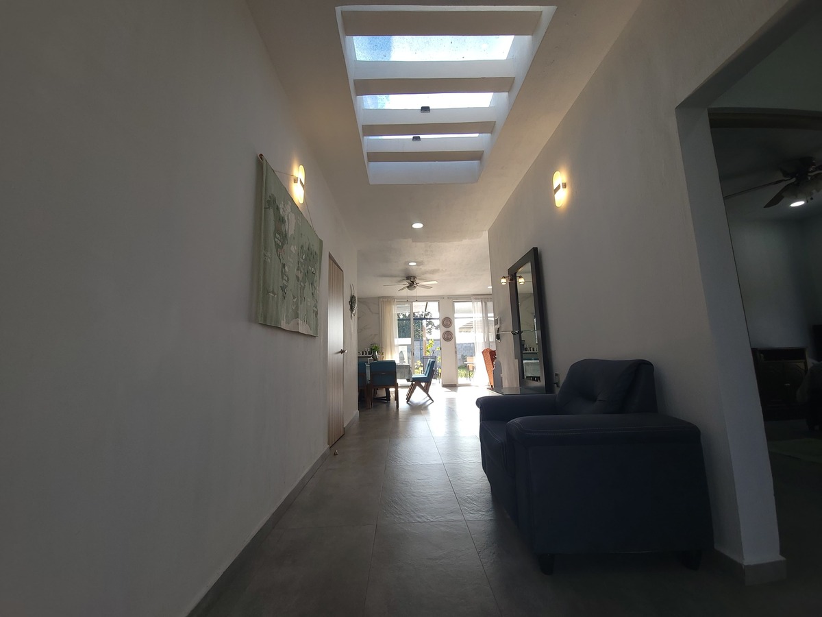 2 of 41: PASILLO ENTRADA