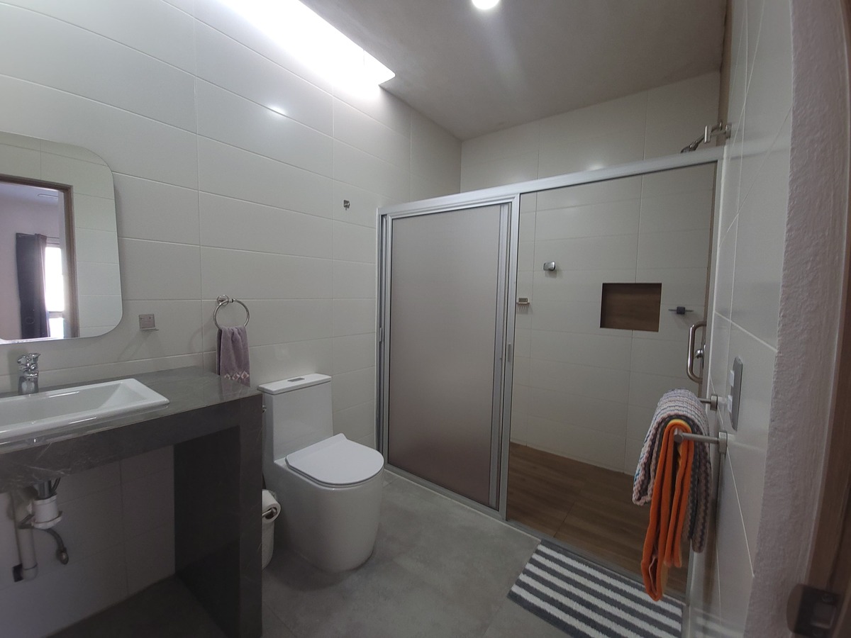 37 of 41: BAÑO PRINCIPAL