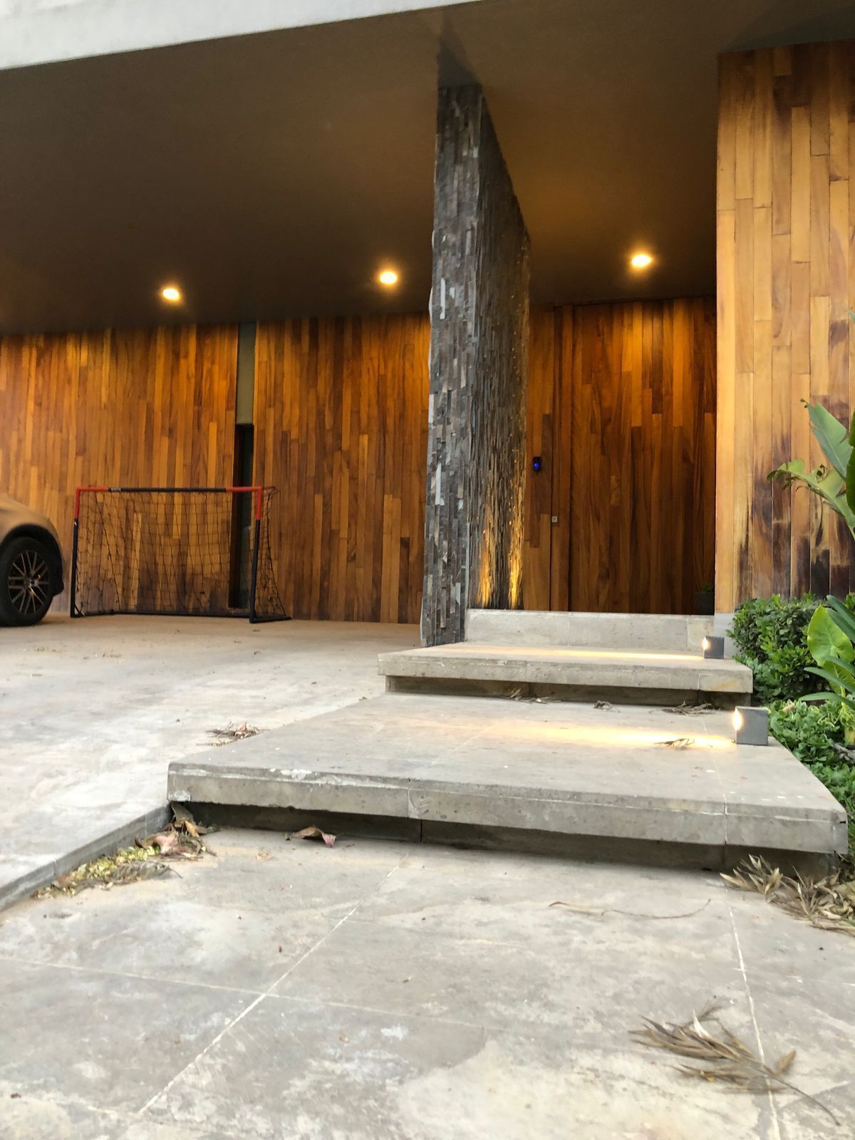 3 de 26: escalera, entrada principal