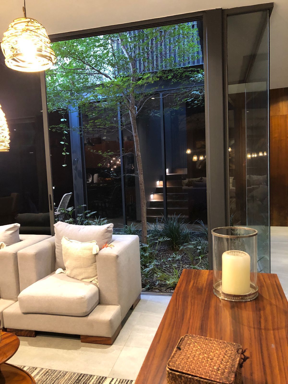 8 de 26: Sala con jardín atrás
