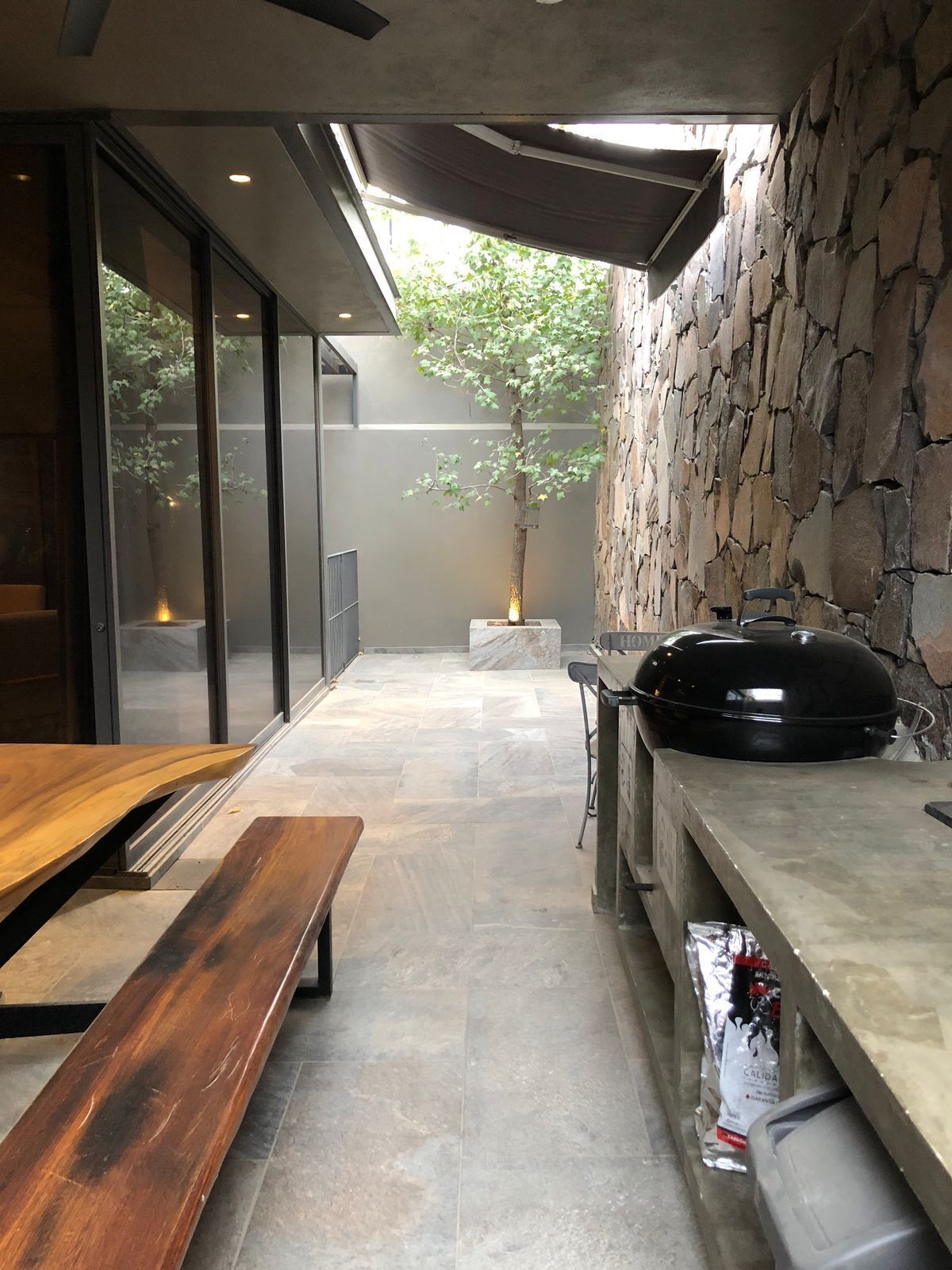 12 de 26: Patio lateral con asador