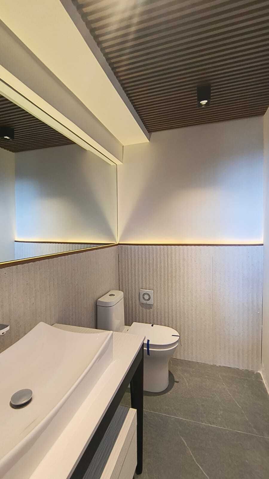 6 of 23: Medio baño