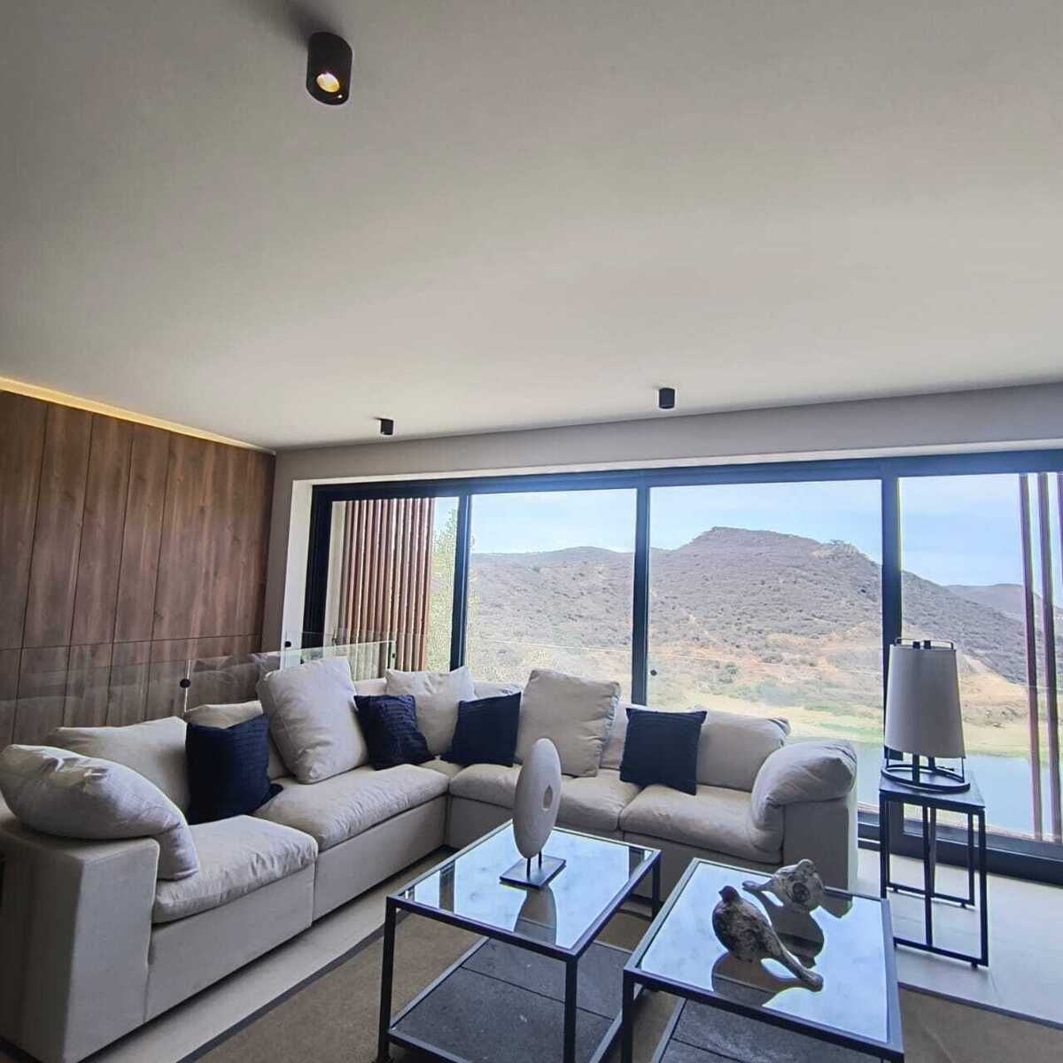 8 of 23: Sala y terraza