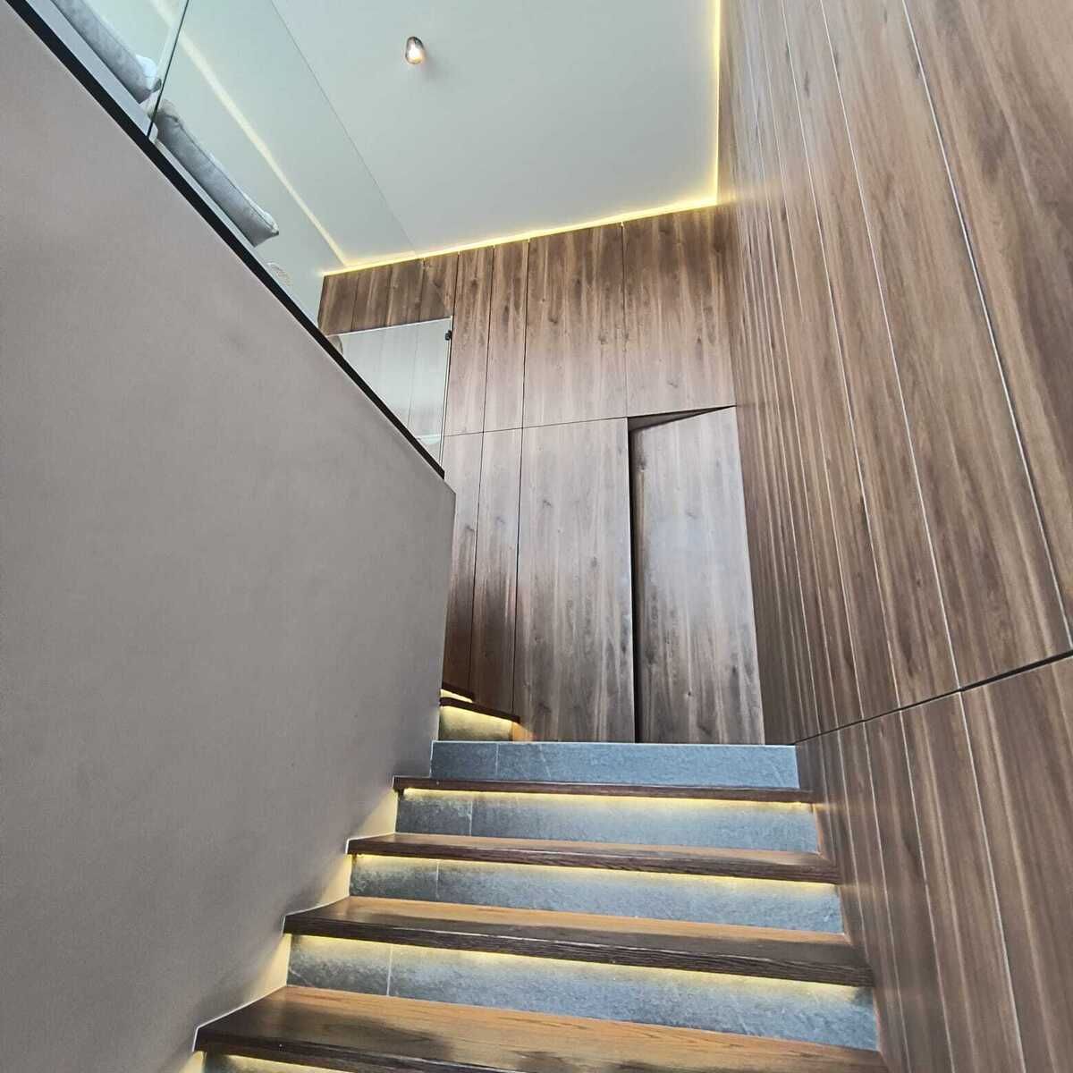 4 de 23: Medio baño en descanso de escaleras