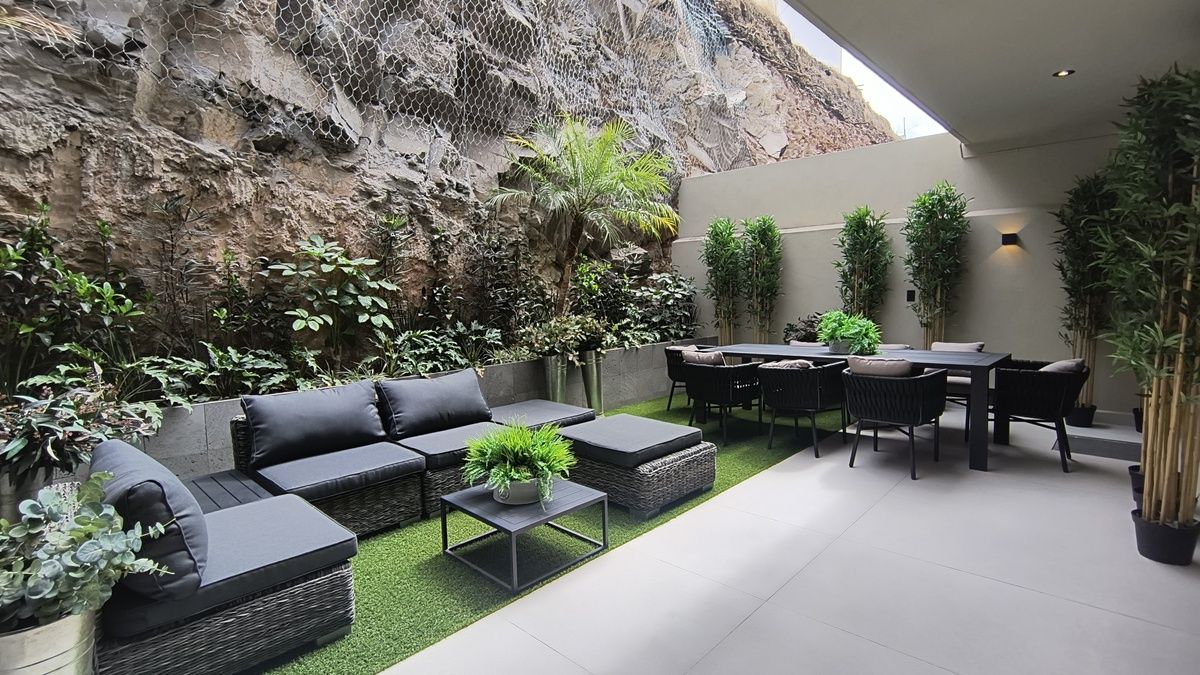 11 of 23: Jardín posterior con acceso al área de lavado y cocina