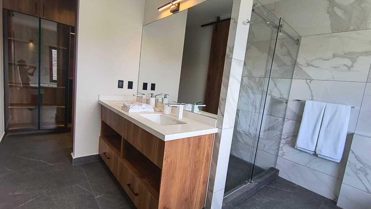 19 of 23: Baño recámara principal