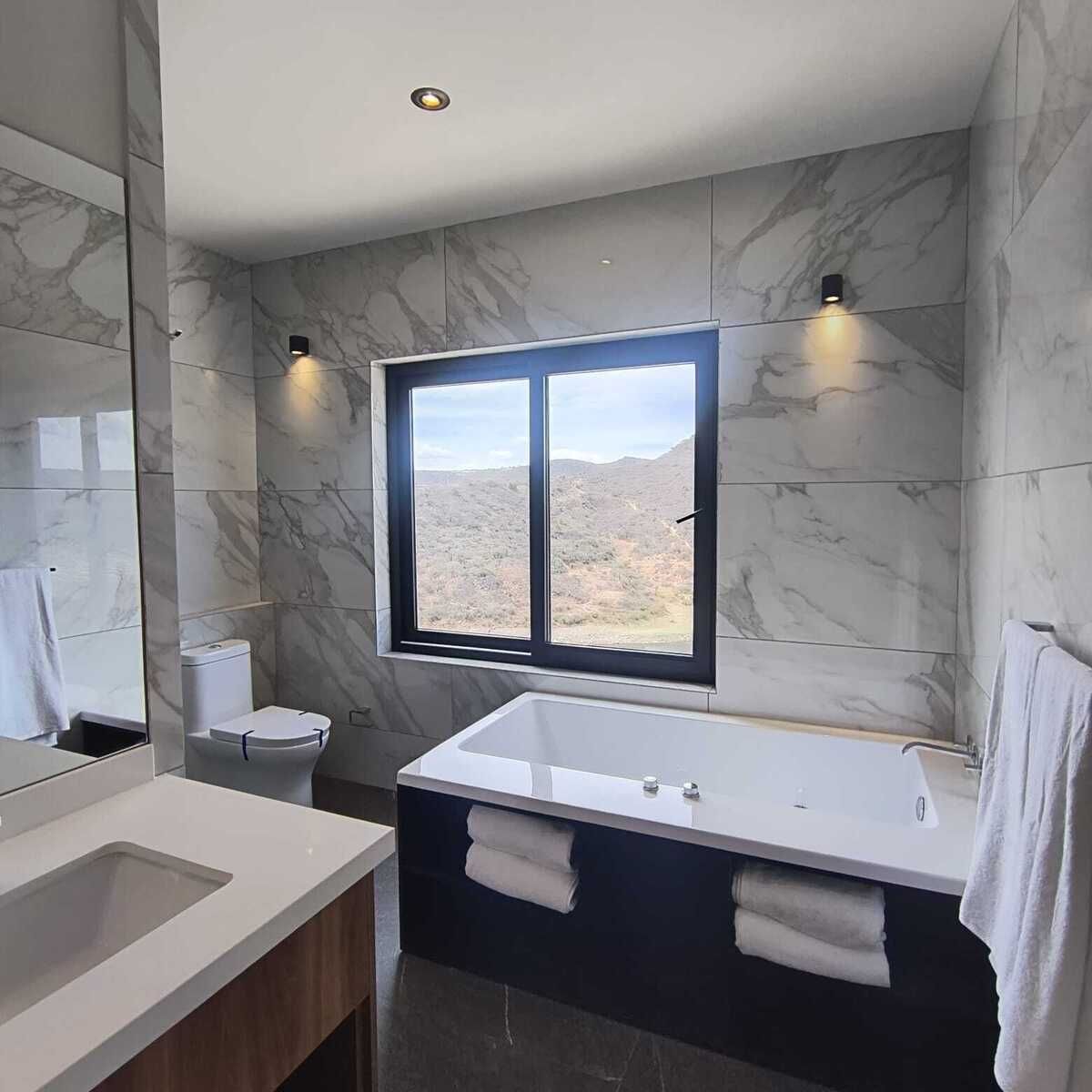 20 of 23: Baño recámara principal