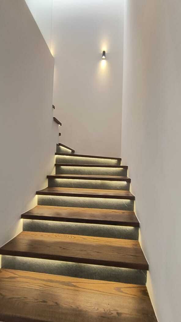 12 of 23: Escaleras iluminadas de acceso a las recámaras