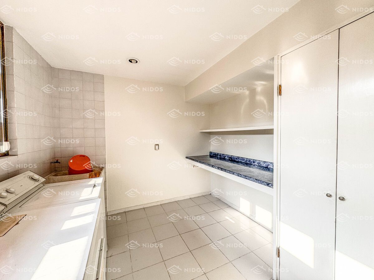 4 of 49: cuarto de servicio