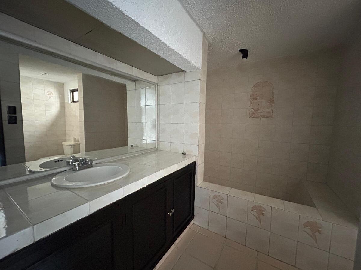 6 of 10: Baño completo con tina