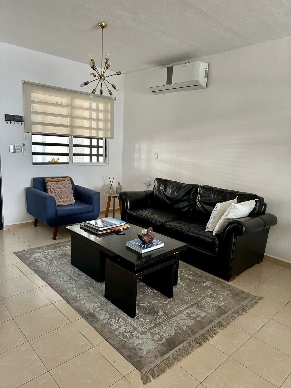 4 de 36: Confortable espacio para sala con persianas