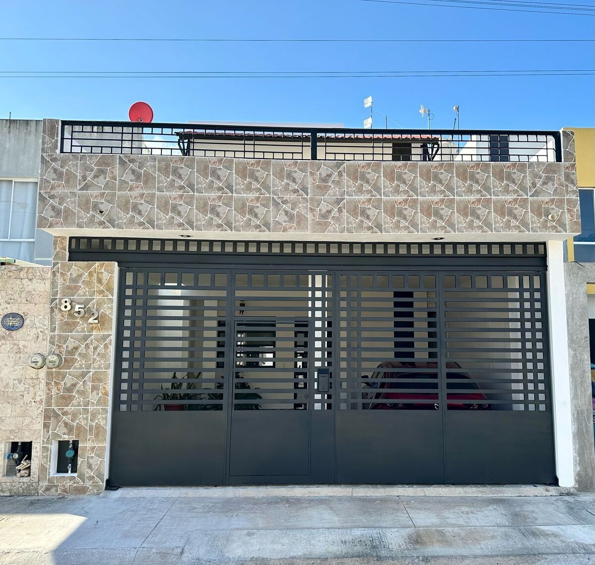 2 de 36: Fachada, portón recién pintado