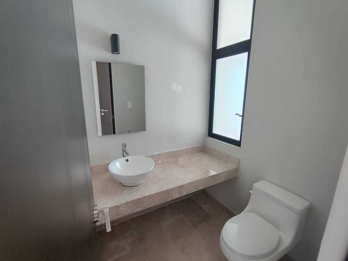 3 of 21: medio baño