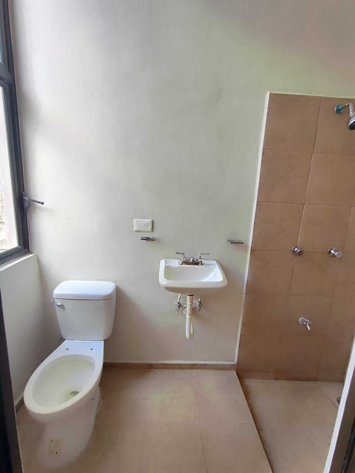 9 de 21: baño de servicio