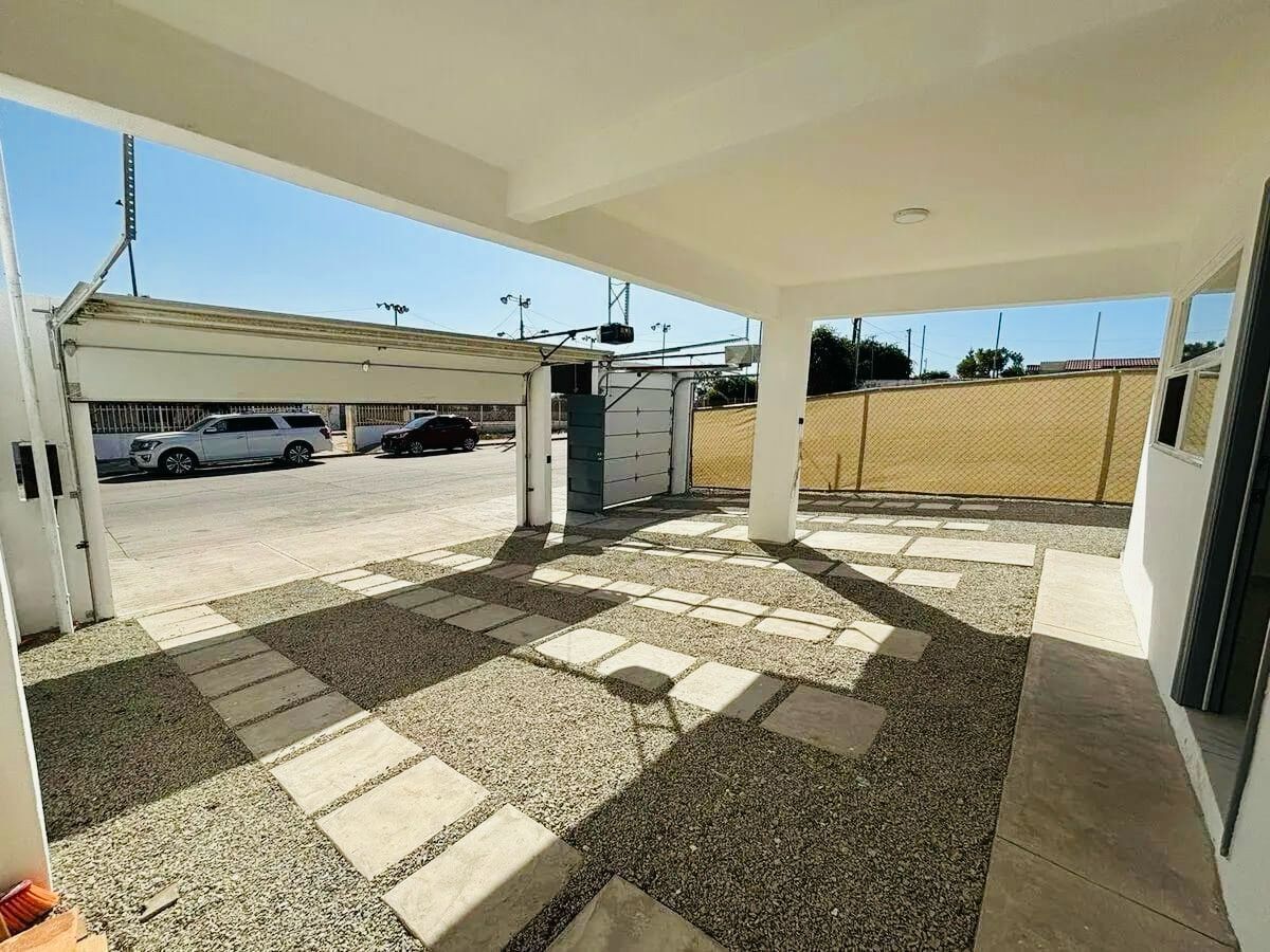 8 of 14: Estacionamiento