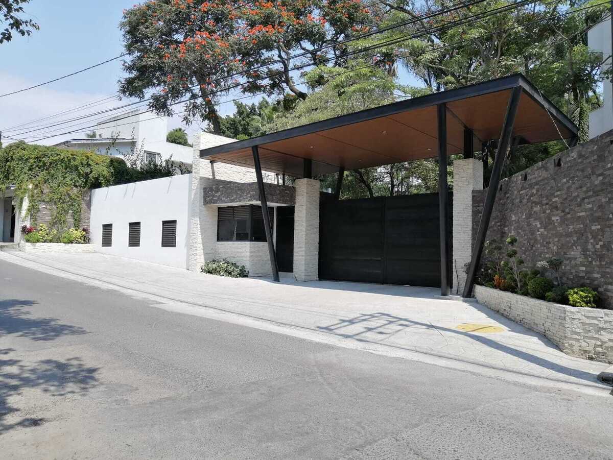 5 of 8: Portón acceso