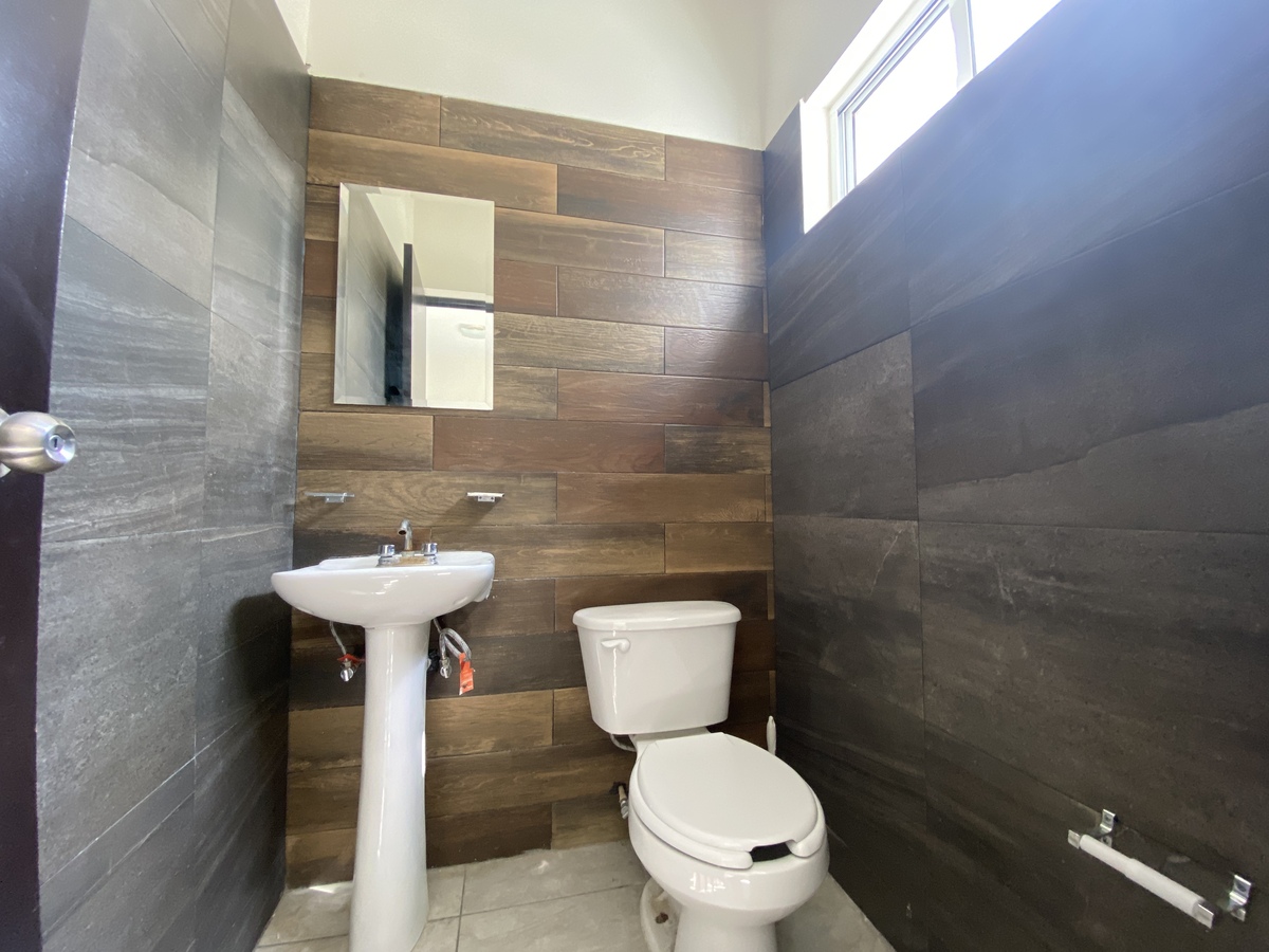 9 of 17: Medio baño