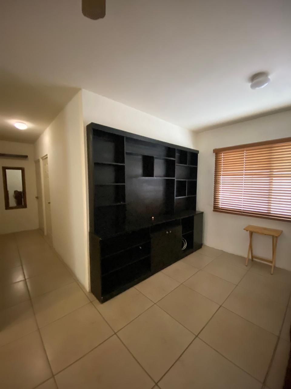 Espacio con mueble para televisión