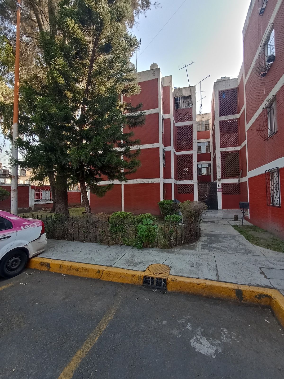 1 of 16: Entrada edificio