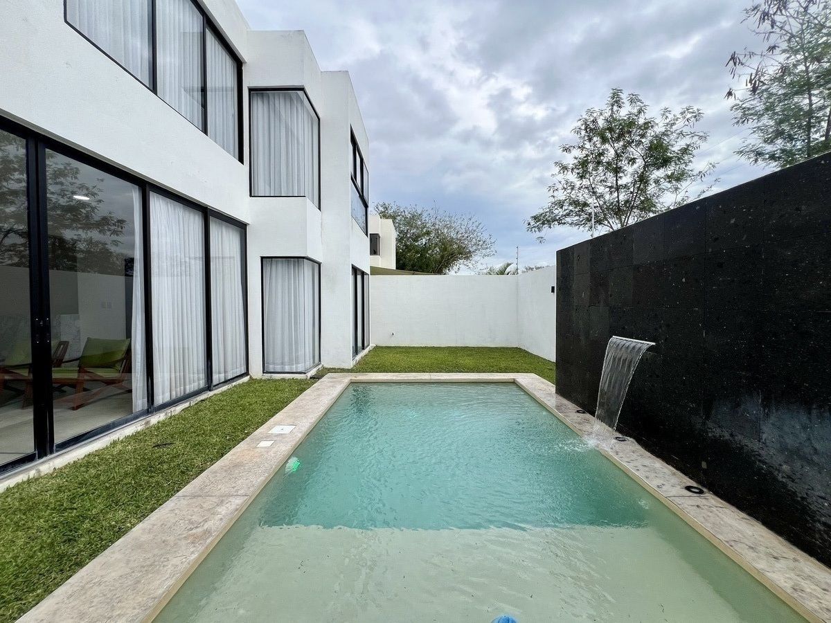 3 of 36: ALBERCA CON JARDIN