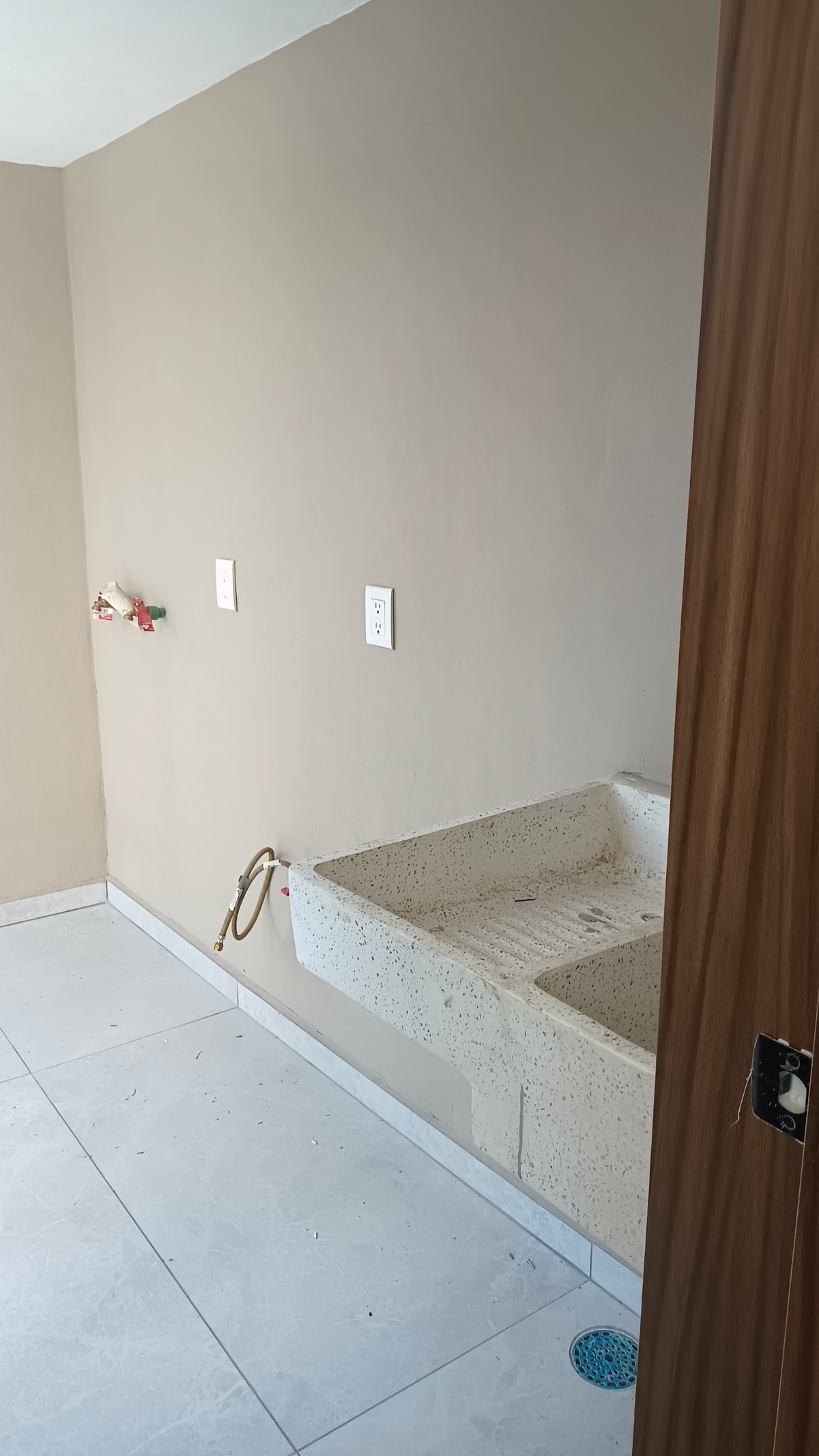 13 of 36: Cuarto de lavado techado con preparación secadora y lavadora
