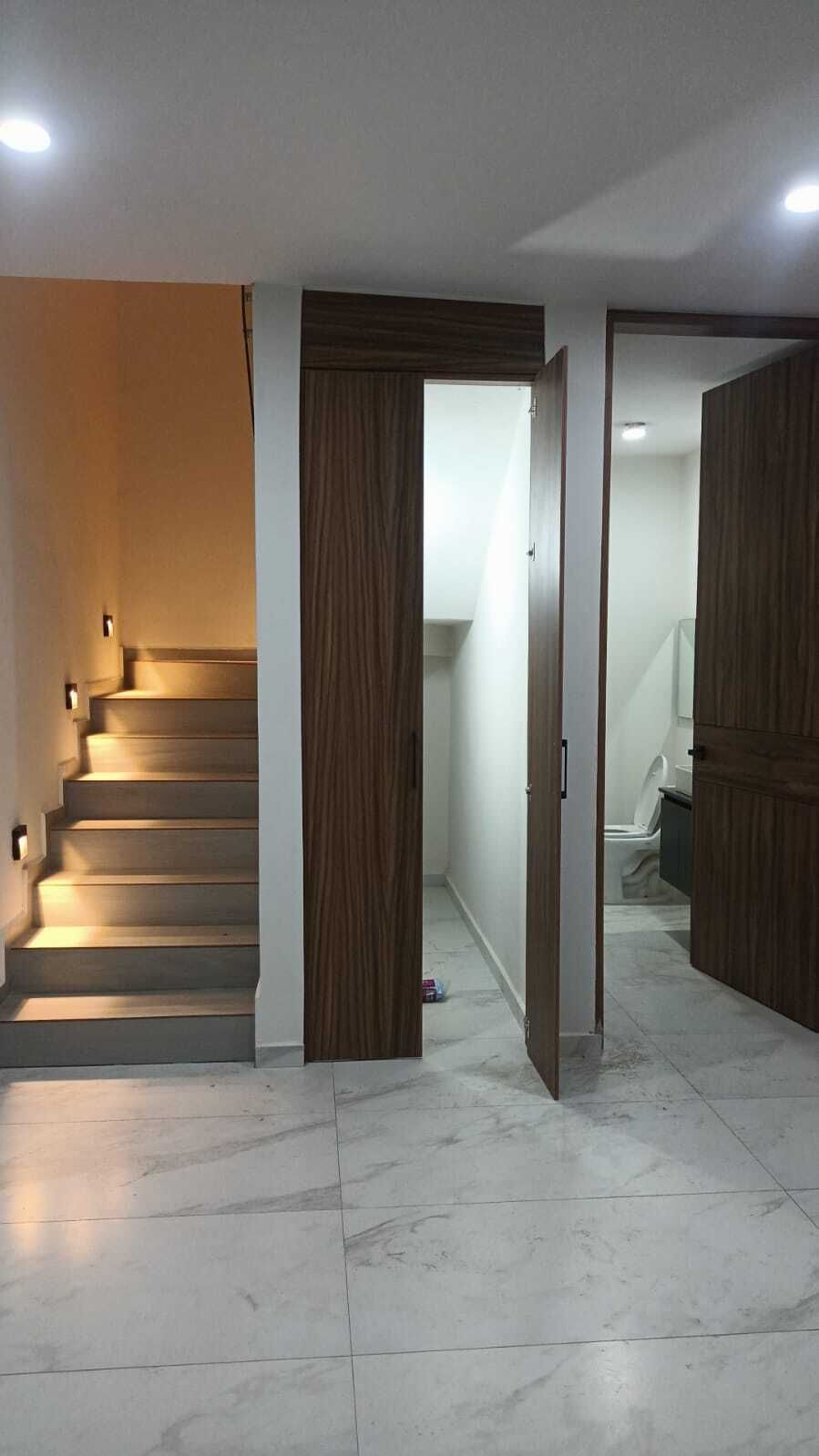 10 de 34: Espacio de almacenamiento debajo de escalera