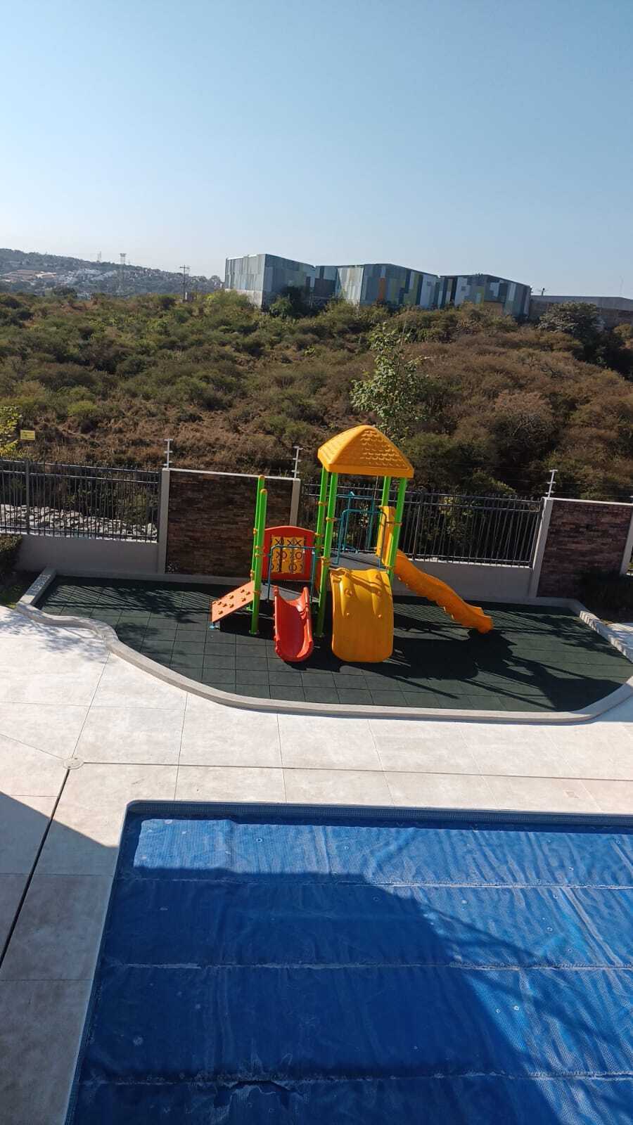 33 of 36: ÁREA DE JUEGOS INFANTILES