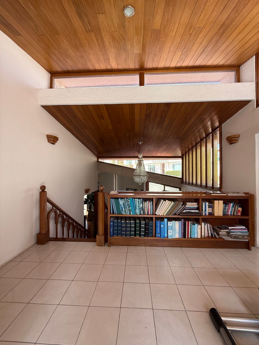 31 de 46: Vista a la doble altura del ingreso