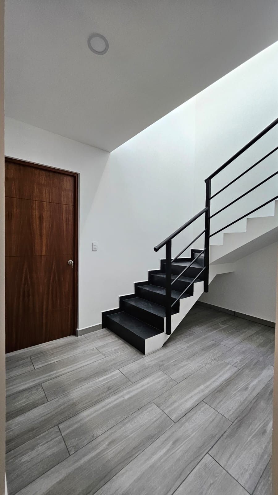 5 of 19: Escaleras