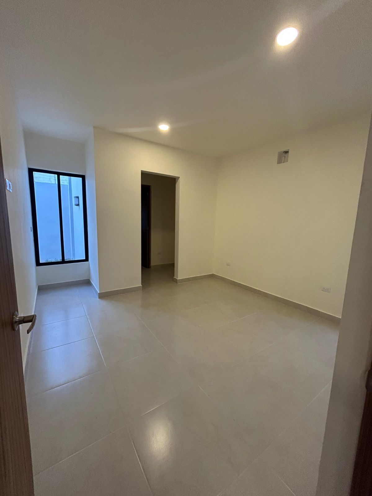 8 of 15: habitaciones en planta baja, área de closet vestidor y baño