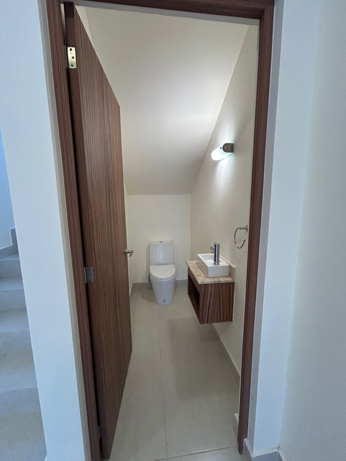 10 of 15: medio baño de visitas