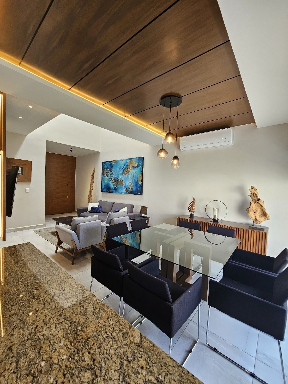 5 de 15: comedor con hermosa lampara decorativa