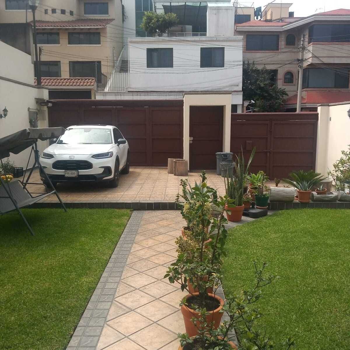4 de 49: Jardín / Estacionamiento