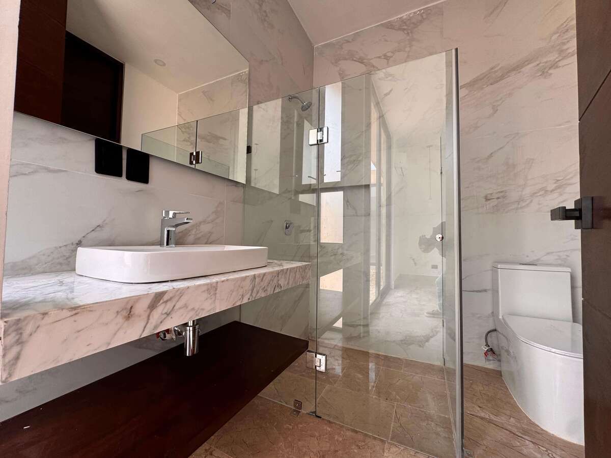 13 de 30: BAÑOS DE RECÁMARAS SECUNDARIAS