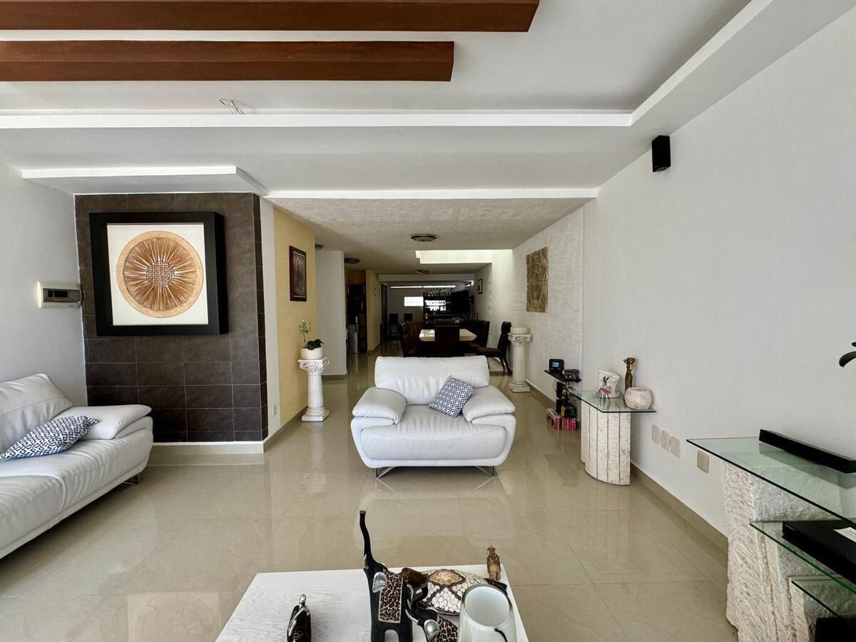 3 of 30: Sala