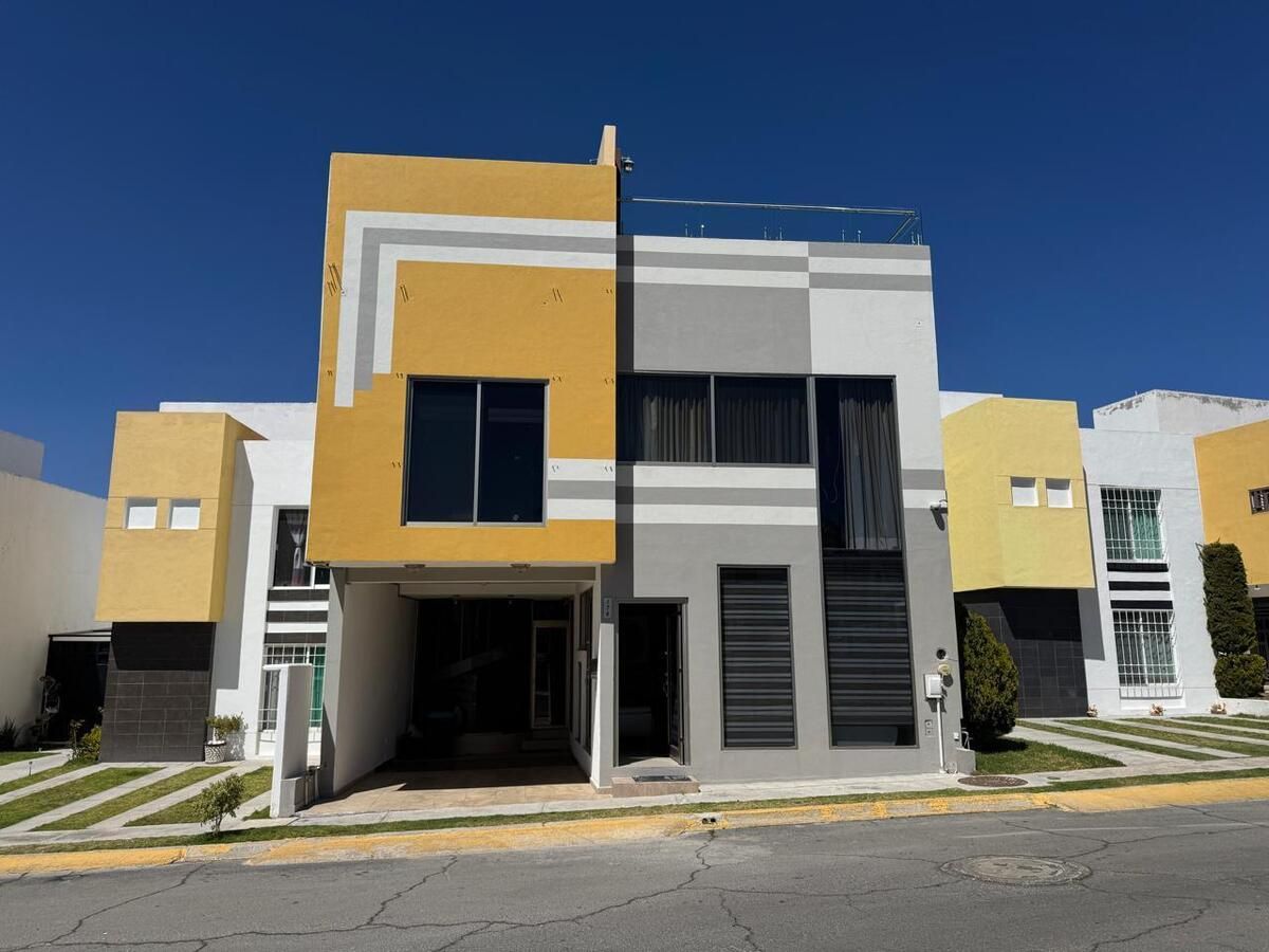 1 of 30: Fachada principal