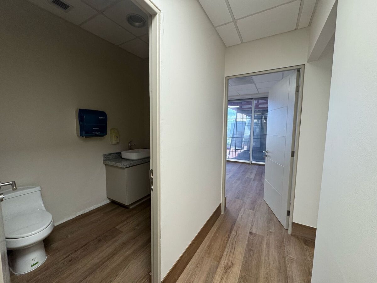 8 de 17: Medio baño y entrada a oficina privada