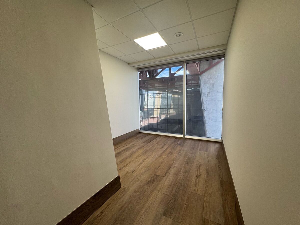 14 de 17: Espacio para oficina privada o sala de juntas pequeña