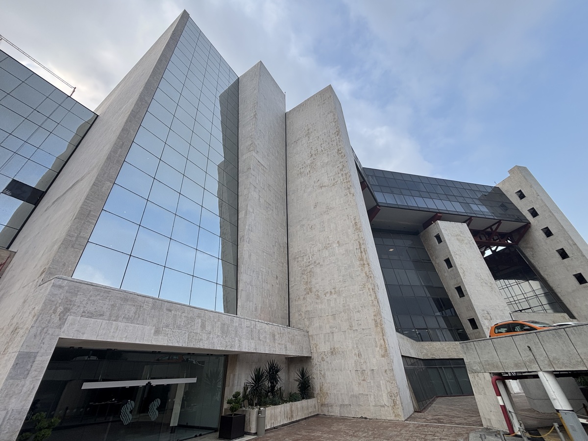 1 de 17: Entrada de Torres A y B, edificio Los Soles