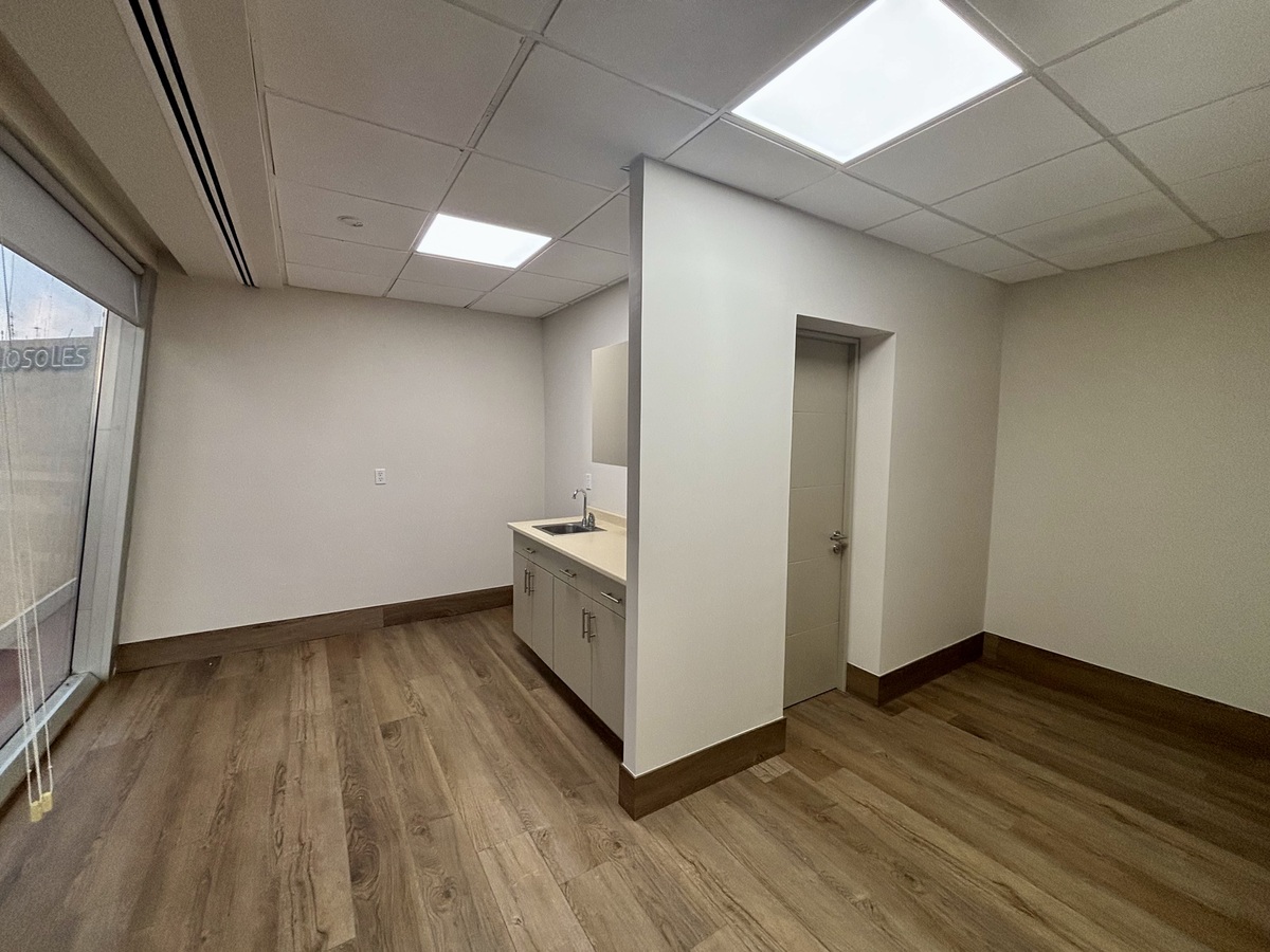 16 de 17: Cocineta y medio baño