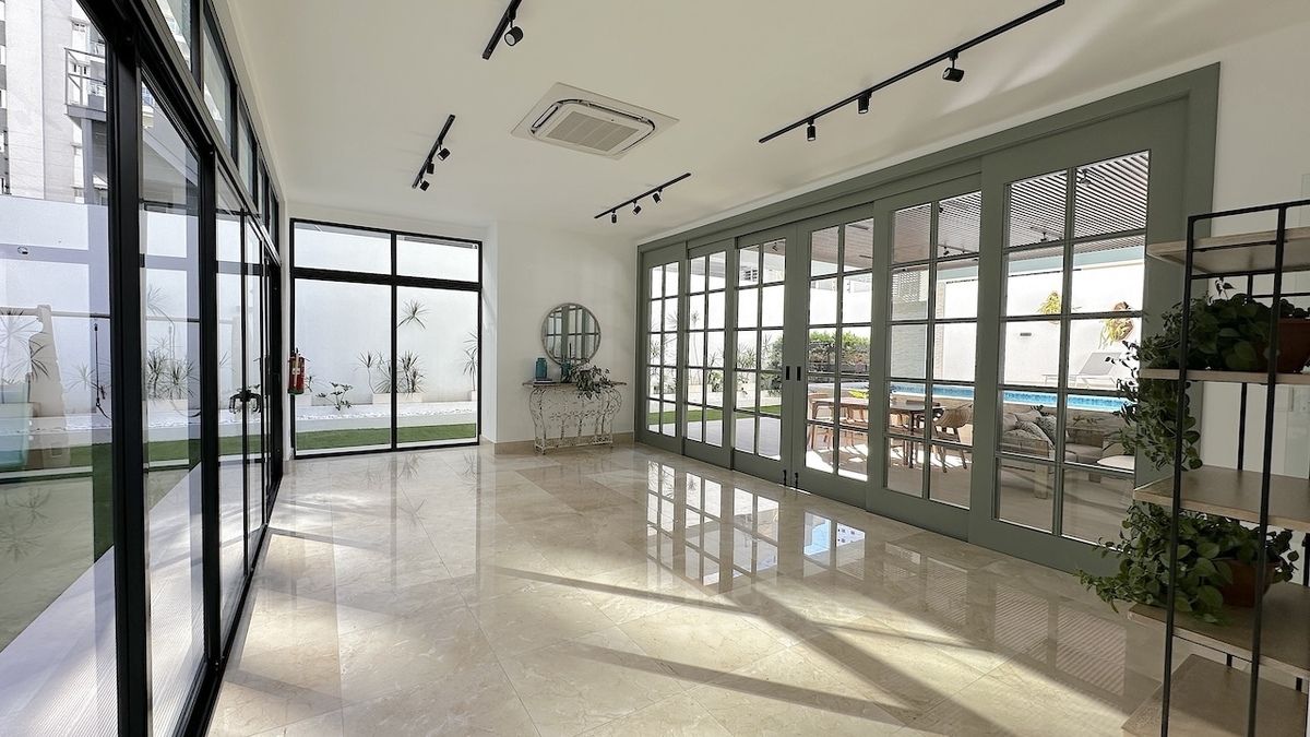 21 de 25: Salón multiuso común con kitchenette y Bar