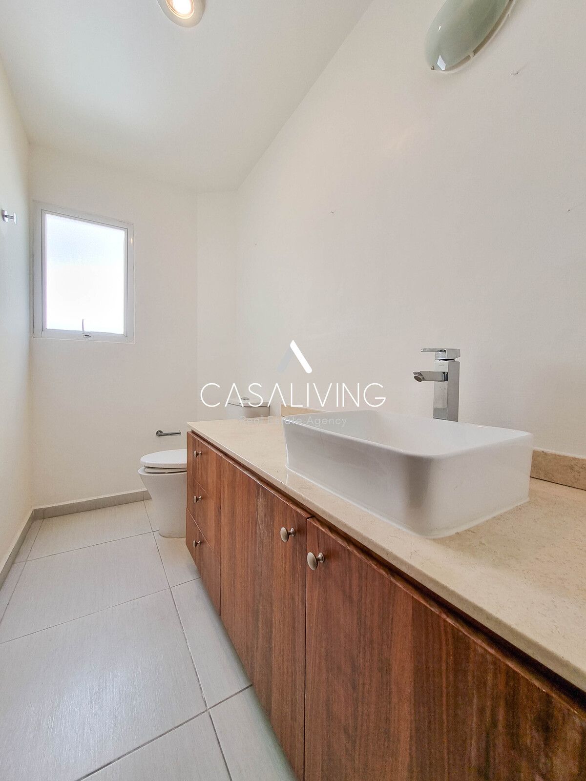 8 de 30: Medio baño de visitas