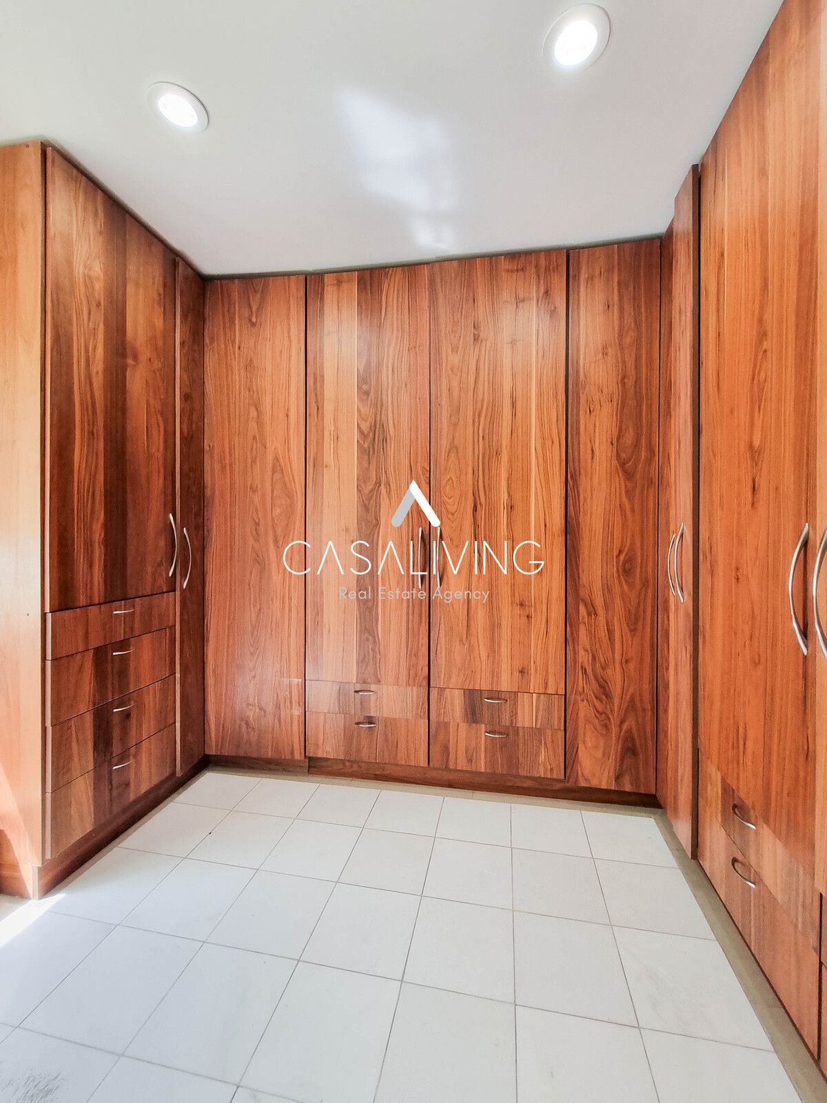 23 de 30: Vestidor de recámara principal (PA)