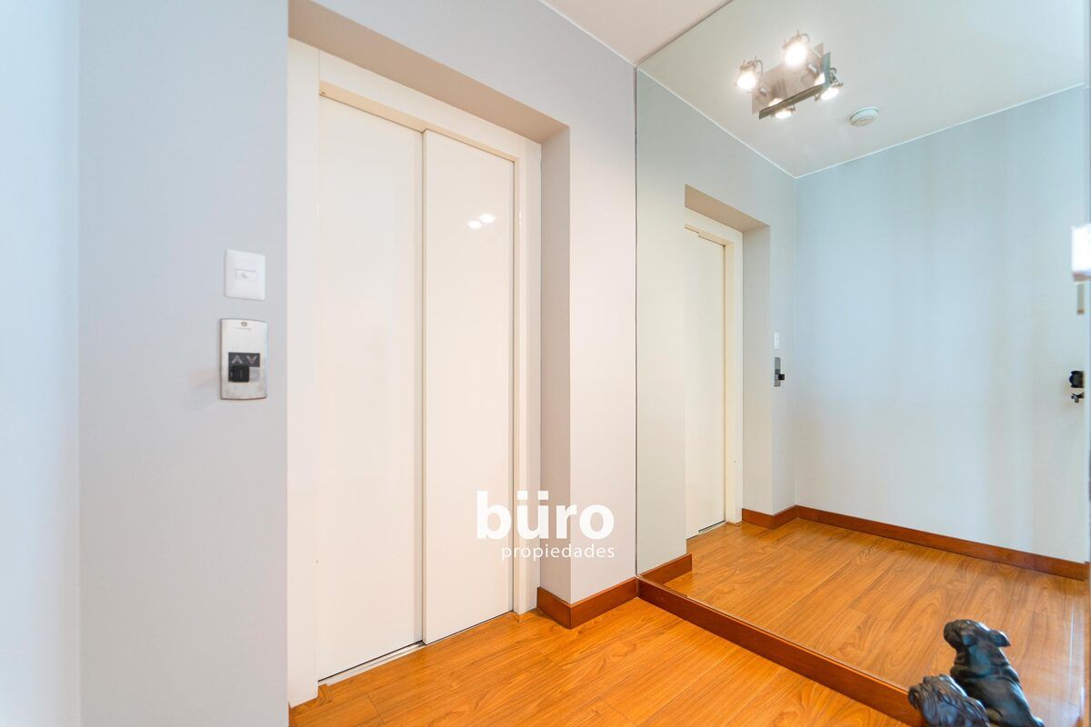 23 de 32: Ingreso con ascensor directo al departamento