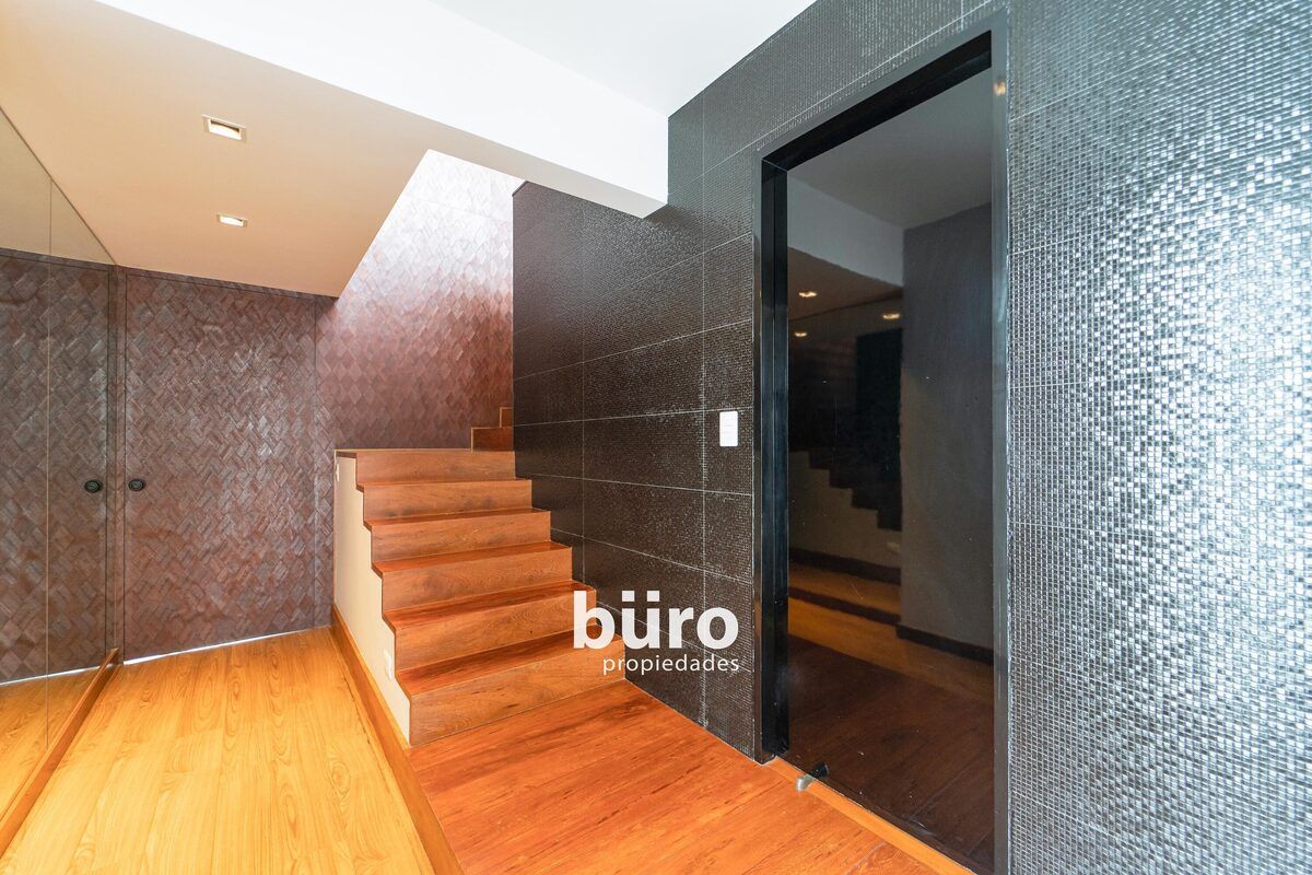 18 de 32: Hall de distribución al segundo piso