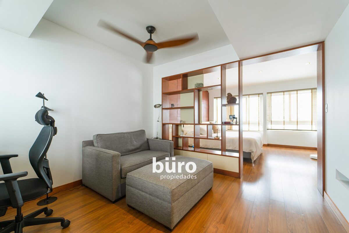 5 de 26: Dormitorio principal amplio con sala de estar y escritorio