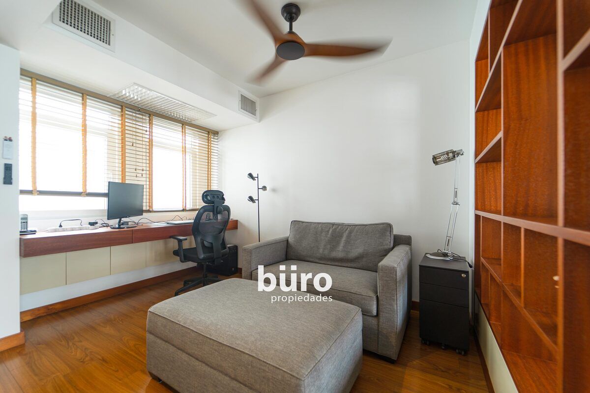 12 de 25: Sala de estar y escritorio del dormitorio principal