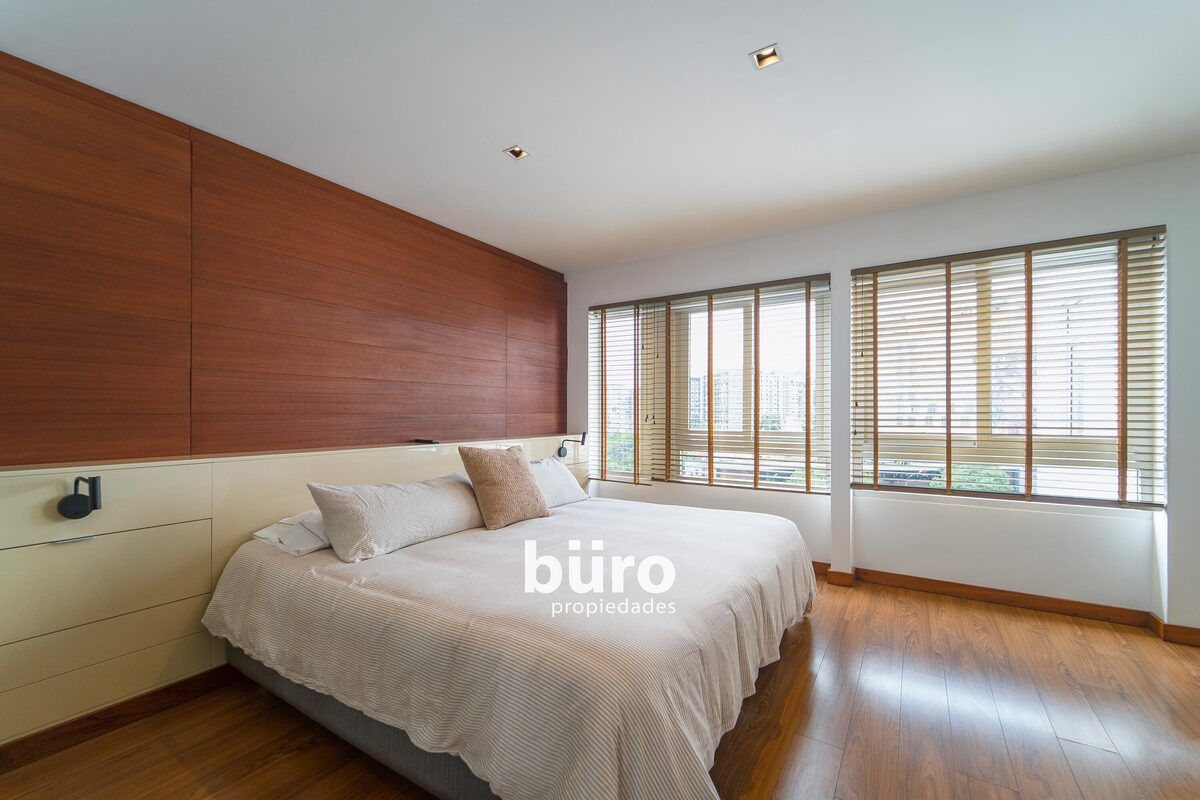 9 de 32: Dormitorio principal amplio e iluminado con baño incorporado