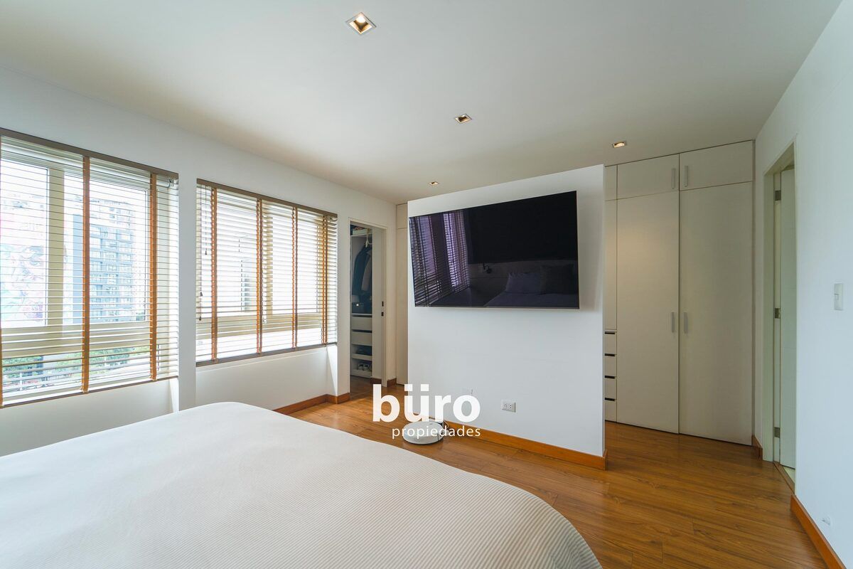 14 de 32: Dormitorio principal amplio e iluminado con walk in closet