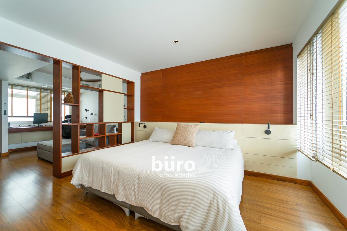 15 de 32: Dormitorio principal amplio con sala de estar y escritorio